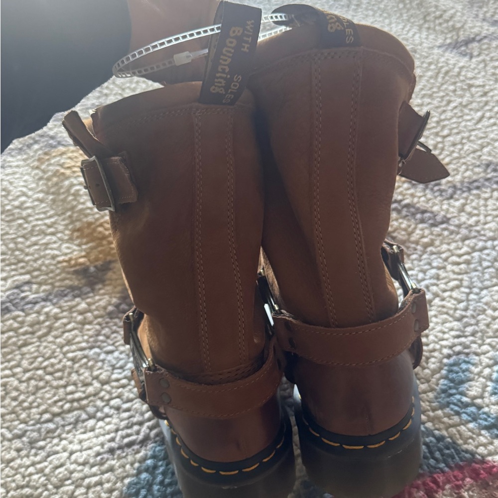 New Dr. Martens ANISTONE HI LEATHER BIKER BOOTS TUMBLED NUBUCK size 8 - Picture 3 of 3